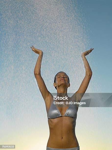 여자 있는 비키니 도출함 Showered 기간 비에 대한 스톡 사진 및 기타 이미지 - 비, 비키니, 25-29세