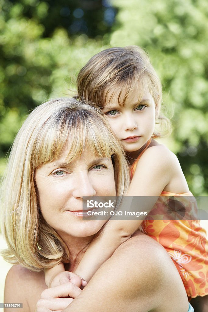 Uma avó e neta ser carinhoso - Foto de stock de Filha royalty-free