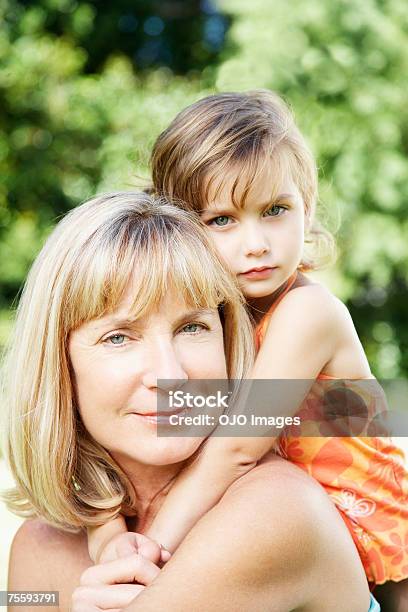 Foto de Uma Avó E Neta Ser Carinhoso e mais fotos de stock de Filha - Filha, Mãe, Olhar para a Câmera