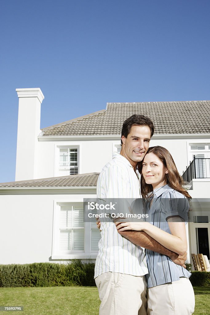 Um casal experimentando na frente da grande casa - Royalty-free Casa Foto de stock