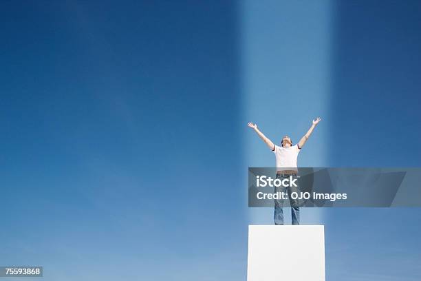 Mann Mit Einem Lichtstrahl Der Direkt Geradeaus Auf Die Ihn Stockfoto und mehr Bilder von Superheld