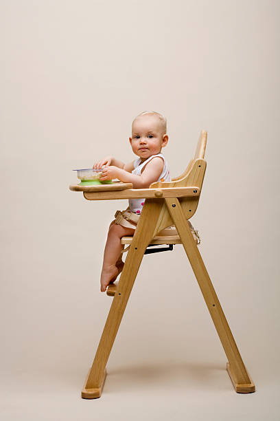 bebê em uma cadeira alta - high chair - fotografias e filmes do acervo