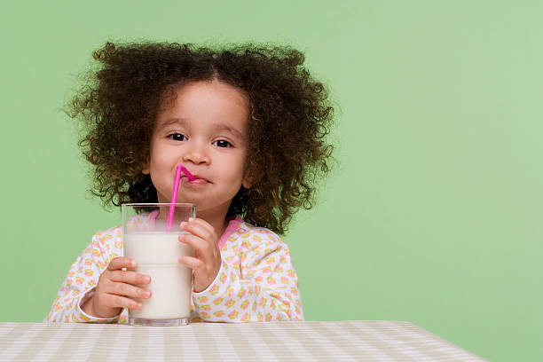 ragazza di bere il latte - color image food dairy product people foto e immagini stock