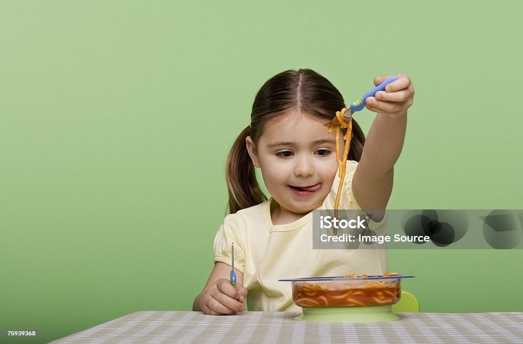Chica con espaguetis - Foto de stock de Niño libre de derechos