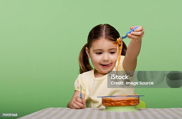 Girl With Spaghetti — стоковые фотографии и другие картинки Ребёнок - Ребёнок, Есть, Спагетти