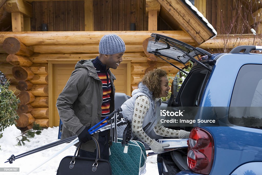 Couple packing car boot - Стоковые фото Зима роялти-фри