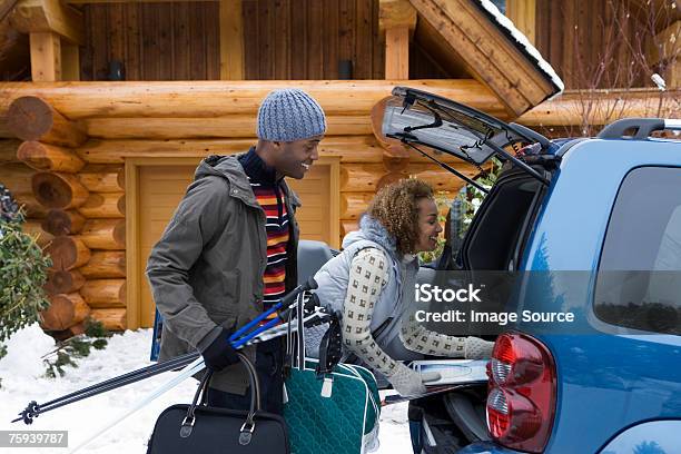 Couple Packing Car Boot — стоковые фотографии и другие картинки Зима - Зима, Отпуск, Поездка