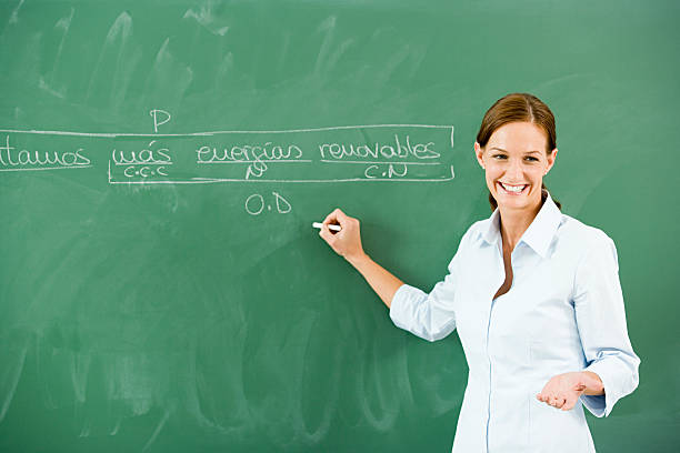 nauczyciel pisania na tablica - blackboard writing chalk teacher zdjęcia i obrazy z banku zdjęć