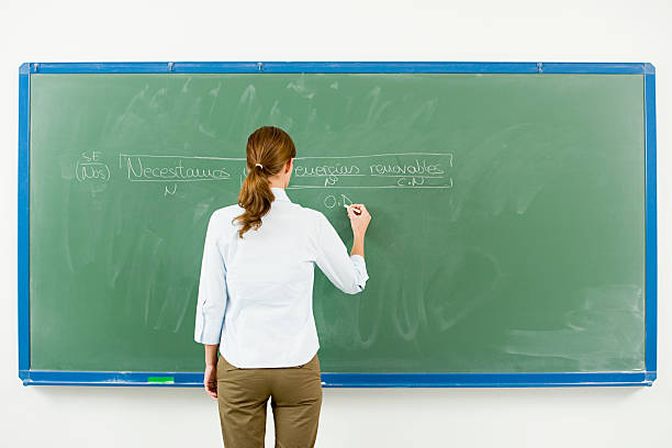 kobieta pisania na tablica - blackboard writing chalk teacher zdjęcia i obrazy z banku zdjęć