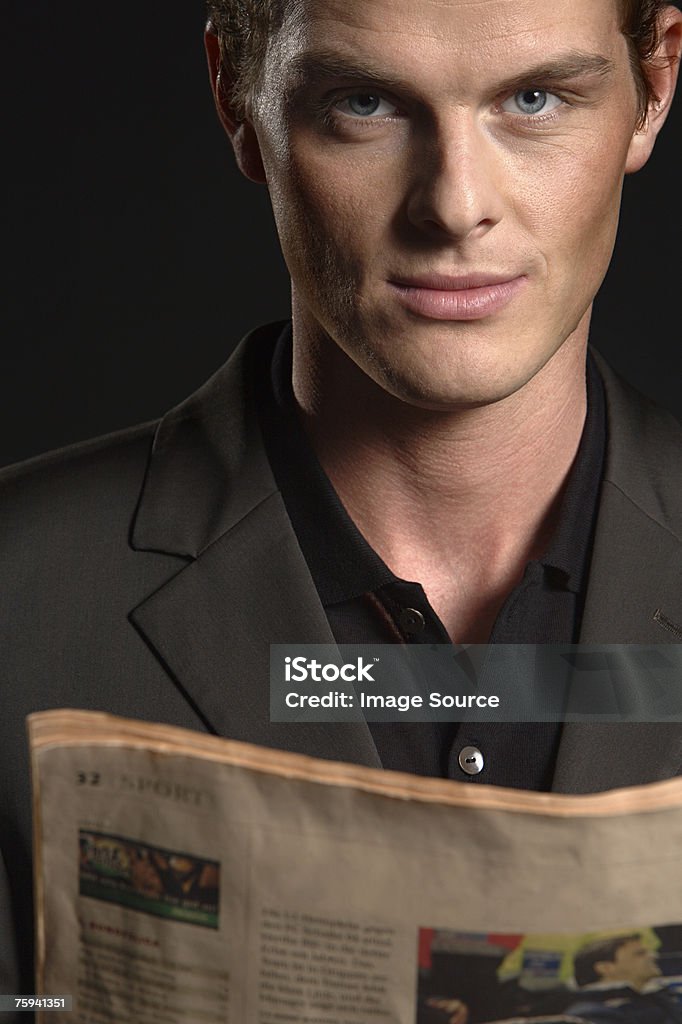 Hombre con el periódico - Foto de stock de Adulto joven libre de derechos