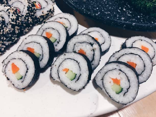 nahaufnahme von sushi auf dem teller - khlong toei stock-fotos und bilder