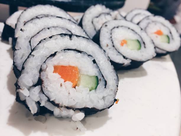 nahaufnahme von sushi auf dem teller - khlong toei stock-fotos und bilder