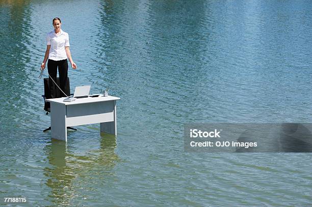 Uma Mulher Em Sua Cadeira De Escritório Em Cima Da Água - Fotografias de stock e mais imagens de Escritório