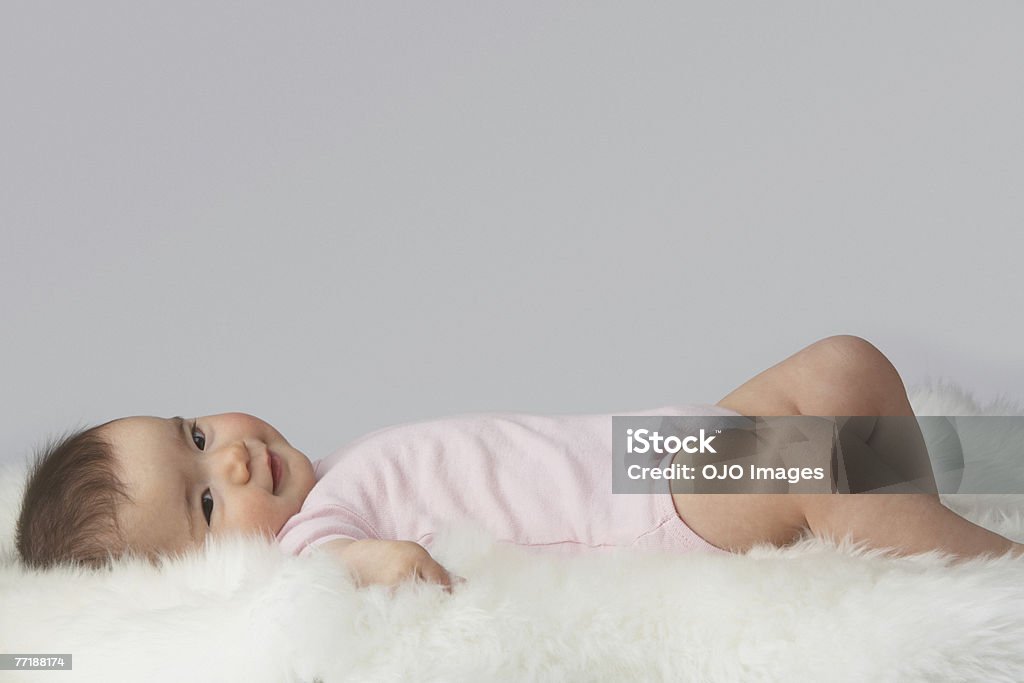 A baby Лежа - Стоковые фото 6-11 месяцев роялти-фри