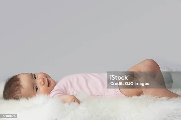A Baby Лежа — стоковые фотографии и другие картинки 6-11 месяцев - 6-11 месяцев, Белый фон, В полный рост