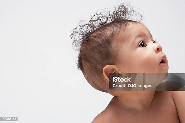 아기 남자아이 루킹 주시나요 6-11 개월에 대한 스톡 사진 및 기타 이미지 - 6-11 개월, 경외감, 귀여운