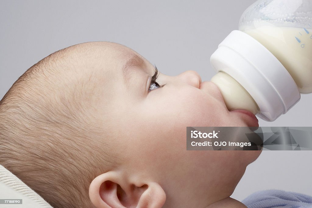 Um bebé a ser alimentado com um frasco - Royalty-free Garrafa Foto de stock