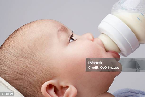 Um Bebé A Ser Alimentado Com Um Frasco - Fotografias de stock e mais imagens de Garrafa - Garrafa, Biberão, 6-11 meses