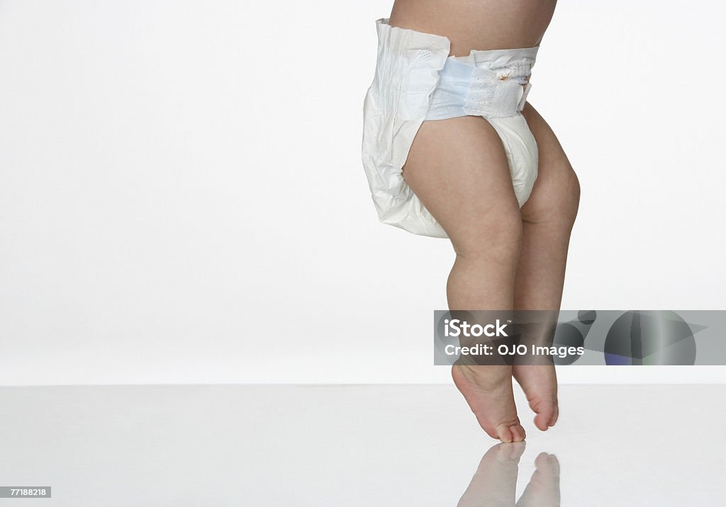 Gambe di un bambino - Foto stock royalty-free di Pannolino