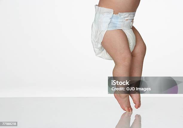 A Babys Legs — стоковые фотографии и другие картинки Подгузник - Подгузник, 6-11 месяцев, Белый фон