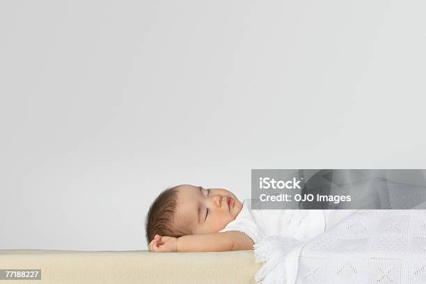 아기 슬리핑 잠자기에 대한 스톡 사진 및 기타 이미지 - 잠자기, 측면 보기, 일본 민족