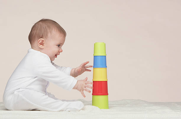 bébé jouant avec des jouets du bâtiment - bébé cubes photos et images de collection