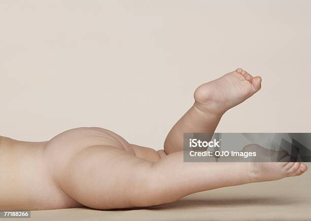 Um Bebê Está Baixo E Pernas - Fotografias de stock e mais imagens de Nádega - Nádega, Nu, Fotografia de Estúdio