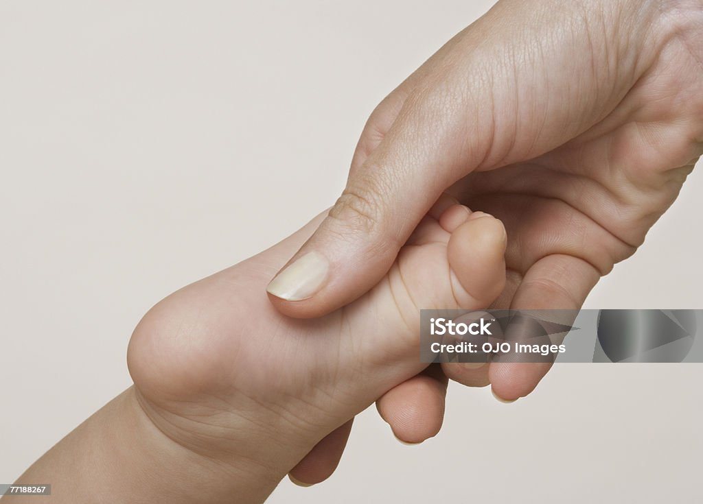 Weibliche hand hält ein baby's foot - Lizenzfrei 30-34 Jahre Stock-Foto