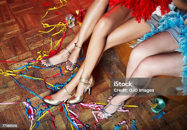 Frauen Beine In Einem Club Stockfoto und mehr Bilder von Party - Party, Ansicht aus erhöhter Perspektive, Spaß