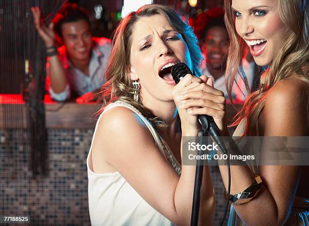 Friends Hanging Out En Un Club De Música Foto de stock y más banco de imágenes de Karaoke - Karaoke, Cantar, Amistad