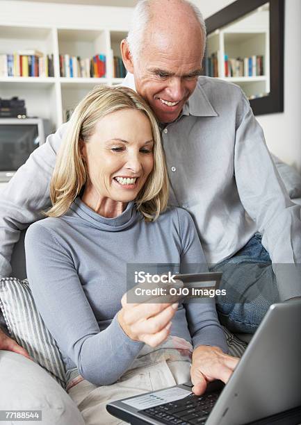 Ein Paar Onlineshopping Stockfoto und mehr Bilder von Älteres Paar - Älteres Paar, 55-59 Jahre, Aufregung