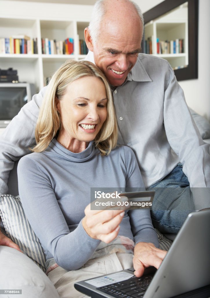 Um casal compras on-line - Royalty-free Casal de Meia Idade Foto de stock