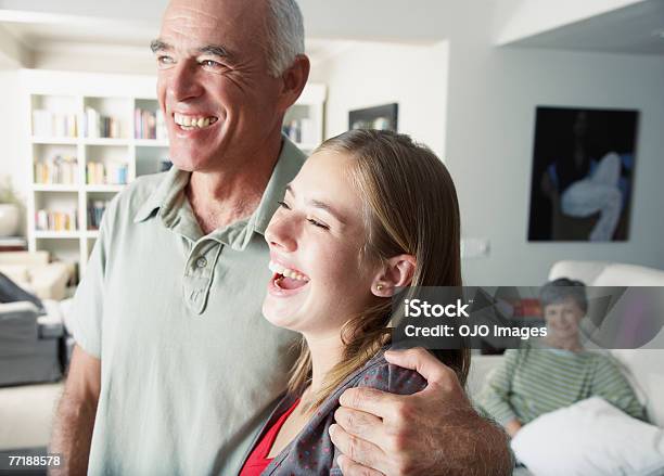 Um Avós E Avôs E Neto Abraçar - Fotografias de stock e mais imagens de Rir - Rir, Avô, Cuidado