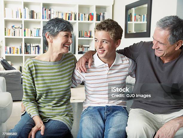 Nonni Celebrare La Loro Nipote Maschio - Fotografie stock e altre immagini di Nonni - Nonni, Nipote maschio, Famiglia