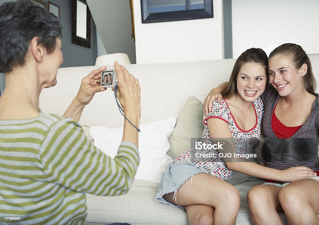 a grandmother 、写真を撮る granddaughters 彼女 - リマインダーのロイヤリティフリーストックフォト