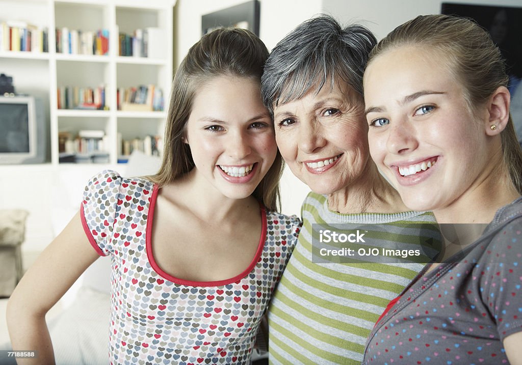Tres mujeres adoptan y sonriendo - Foto de stock de 14-15 años libre de derechos