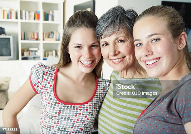 Trzy Kobiety Obejmować I Uśmiechania Się - zdjęcia stockowe i więcej obrazów 14-15 lat - 14-15 lat, 16-17 lat, 60-64 lata