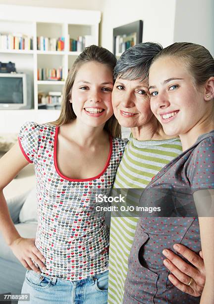 Trzy Kobiety Obejmować I Uśmiechania Się - zdjęcia stockowe i więcej obrazów 14-15 lat - 14-15 lat, 16-17 lat, 60-64 lata