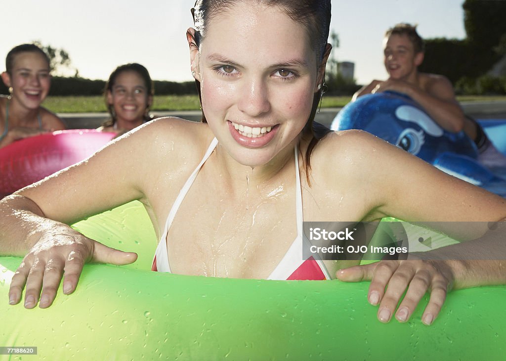 Amigos divirtiéndose en una piscina - Foto de stock de Chica adolescente libre de derechos