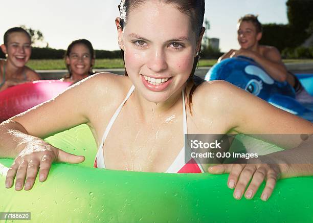 Amigos Divirtiéndose En Una Piscina Foto de stock y más banco de imágenes de Chica adolescente - Chica adolescente, 14-15 años, 16-17 años