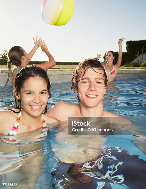 Amigos Em Um Pool Divertirse - Fotografias de stock e mais imagens de Adolescente - Adolescente, Casal, Tronco Nu