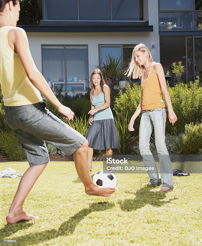 Znajomych, grając z piłki nożnej - Zbiór zdjęć royalty-free (Ogródek przydomowy)