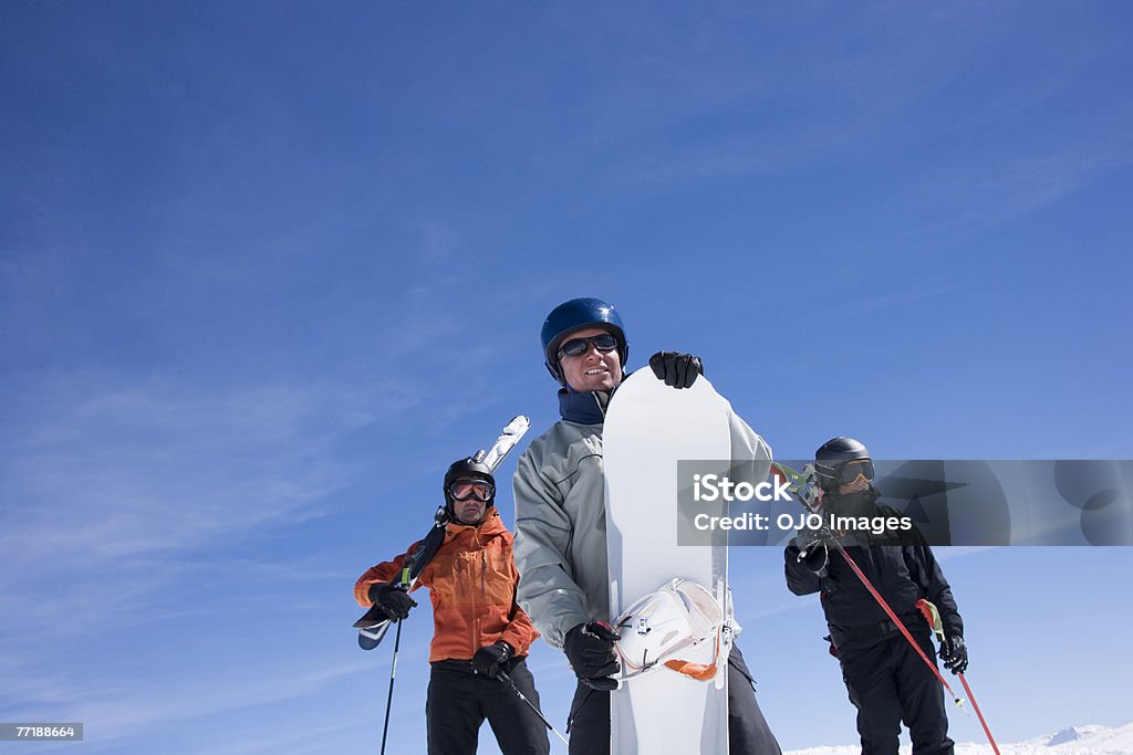 스키어인 Chad와 입석 on 산 - 로열티 프리 20-24세 스톡 사진