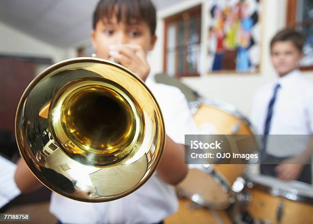 Photo libre de droit de Étudiants En Classe De Musique banque d'images et plus d'images libres de droit de Trompette - Trompette, Vue de face, Petits garçons