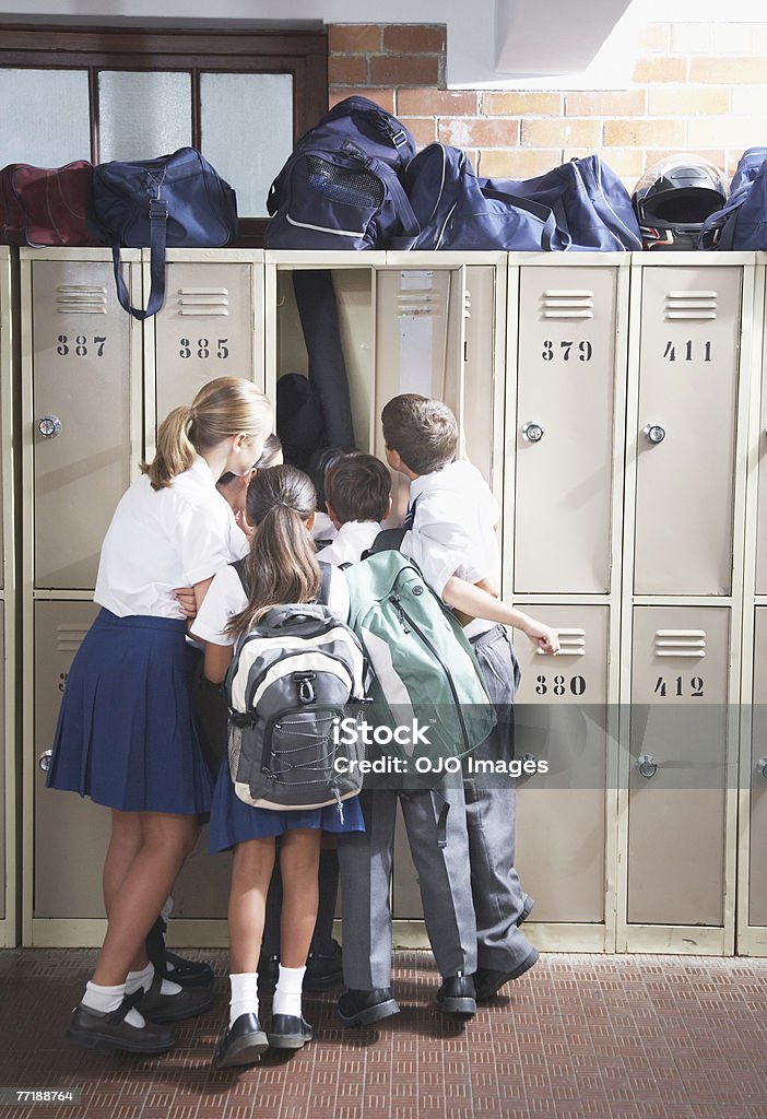 Alunos da escola hallway olhar em um Armário com Fechadura - Royalty-free Armário com Fechadura Foto de stock