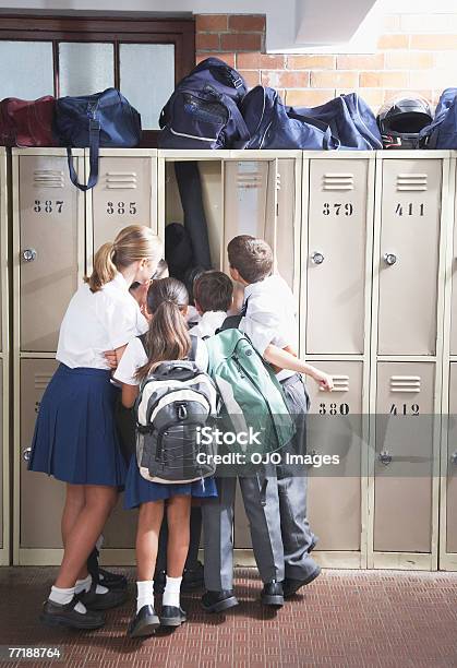 Alunos Da Escola Hallway Olhar Em Um Armário Com Fechadura - Fotografias de stock e mais imagens de Armário com Fechadura