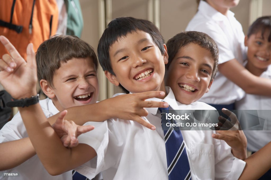 Alunos da escola corredor - Foto de stock de 10-11 Anos royalty-free