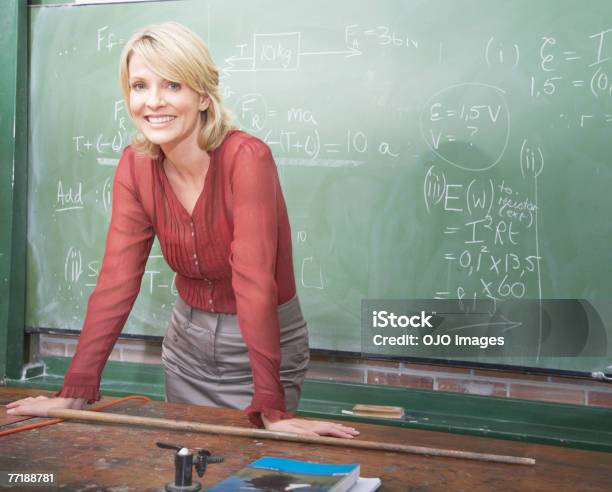 Un Insegnante Di Scuola - Fotografie stock e altre immagini di Insegnante - Insegnante, Istruttore, Maestra