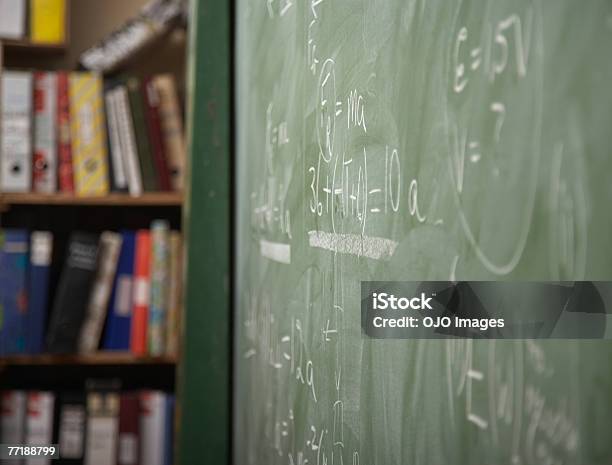 Un Chalkboard Foto de stock y más banco de imágenes de Matematicas - Matematicas, Ausencia, Salón de clase