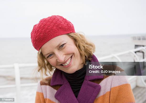 Una Donna Su Una Passerella In Spiaggia - Fotografie stock e altre immagini di 40-44 anni - 40-44 anni, Adulto in età matura, Ambientazione esterna